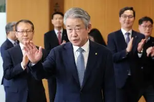 하룻밤 222만원 5성급 스위트룸… 공금 펑펑 쓴 농협회장