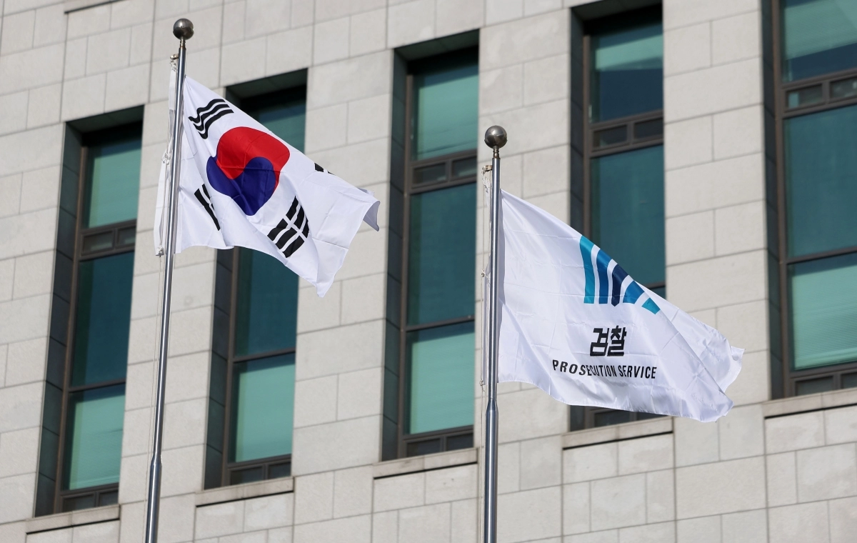 2일 서울 서초구 대검찰청에서 태극기와 검찰 깃발이 휘날리고 있다. 뉴시스