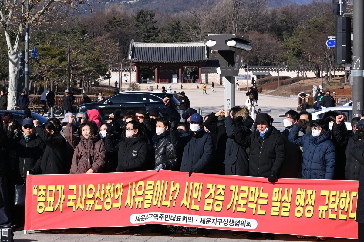종로 세운4구역 주민 등으로 구성된 주민대표회의와 세운지구상생협의회 관계자들이 8일 서울 종로구 다시세운광장에서 집회를 열고 국가유산청을 규탄하고 있다. 2026.1.8 도준석 전문기자