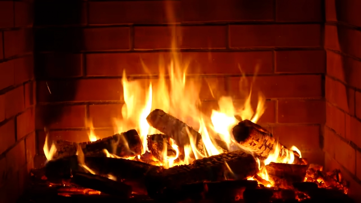 유튜브 채널 ‘Fireplace 10 hours’(벽난로 10시간)에 올라온 ‘Fireplace 10 hours full HD’ 영상.
