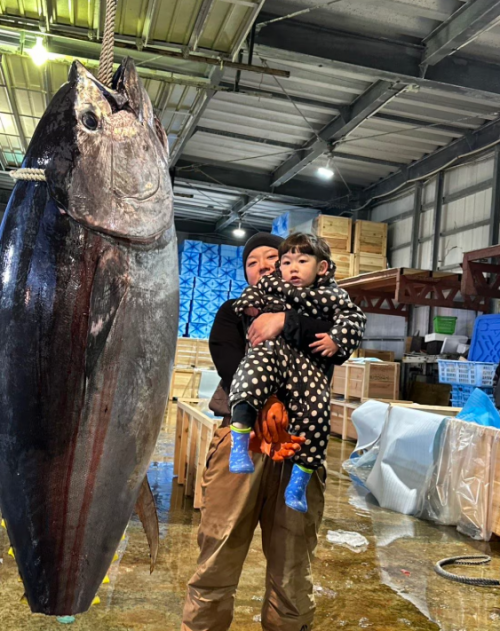 지난 5일 일본 최대 수산시장인 도요스 시장에서 열린 올해 첫 경매에서 243㎏짜리 대형 참다랑어가 5억 1030만엔(47억원)에 최고가로 낙찰됐다. 해당 참치와 이토 도요카즈의 가족들의 모습. 아오모리TV 캡처