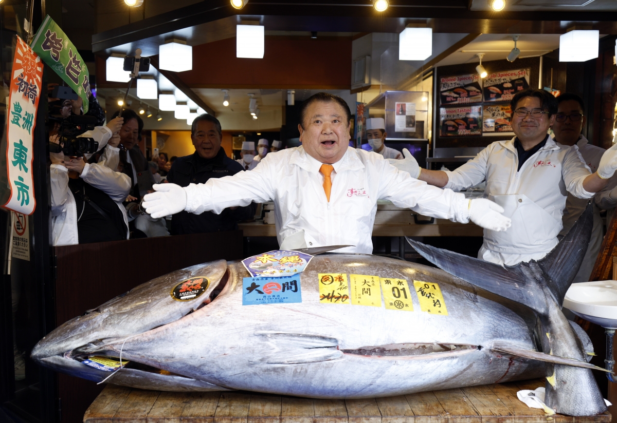 도쿄 초밥 체인 ‘스시잔마이’를 운영하는 기요시 기무라 기요무라 사장이 5일 자신의 식당 앞에서 이날 역대 최고가에 낙찰받은 243㎏ 크기의 참다랑어와 함께 사진을 찍고 있다. EPA 연합뉴스