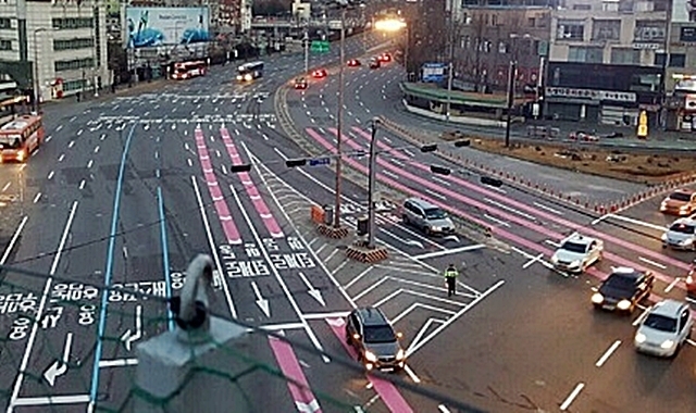 서울시 서울역 교차로에 색깔 유도선이 보인다. 서울시 자료