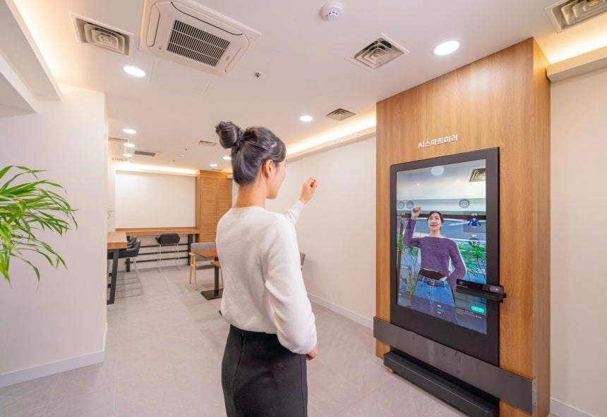 종각 지하도상가 ‘스마트쉼터’의 ‘AI 가상 피팅룸’