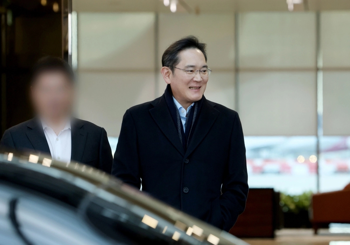 이재용 삼성전자 회장이 6일 2박 3일간의 중국 출장을 마치고 서울 강서구 서울김포비즈니스항공센터(SGBAC)를 통해 입국하고 있다. 2026.1.6 연합뉴스