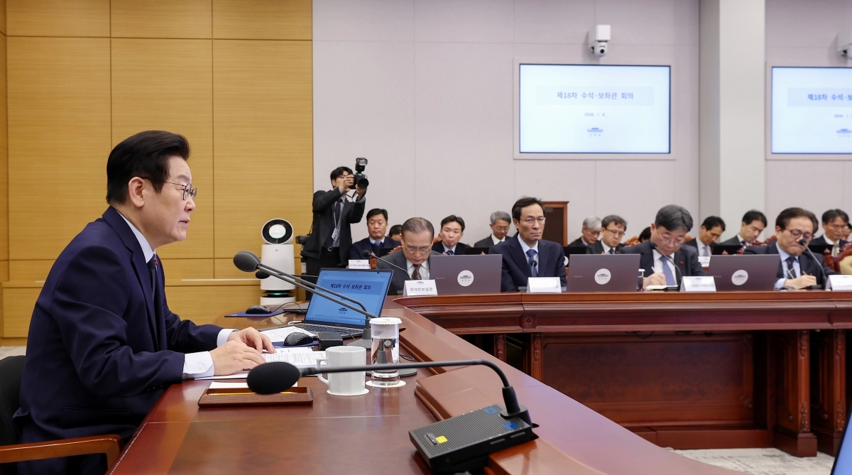 이재명 대통령이 8일 청와대에서 주재한 수석보좌관회의에서 발언하고 있다. 앞줄 왼쪽부터 이 대통령, 위성락 국가안보실장, 우상호 정무수석, 하준경 경제성장수석, 문진영 사회수석. 뉴스1