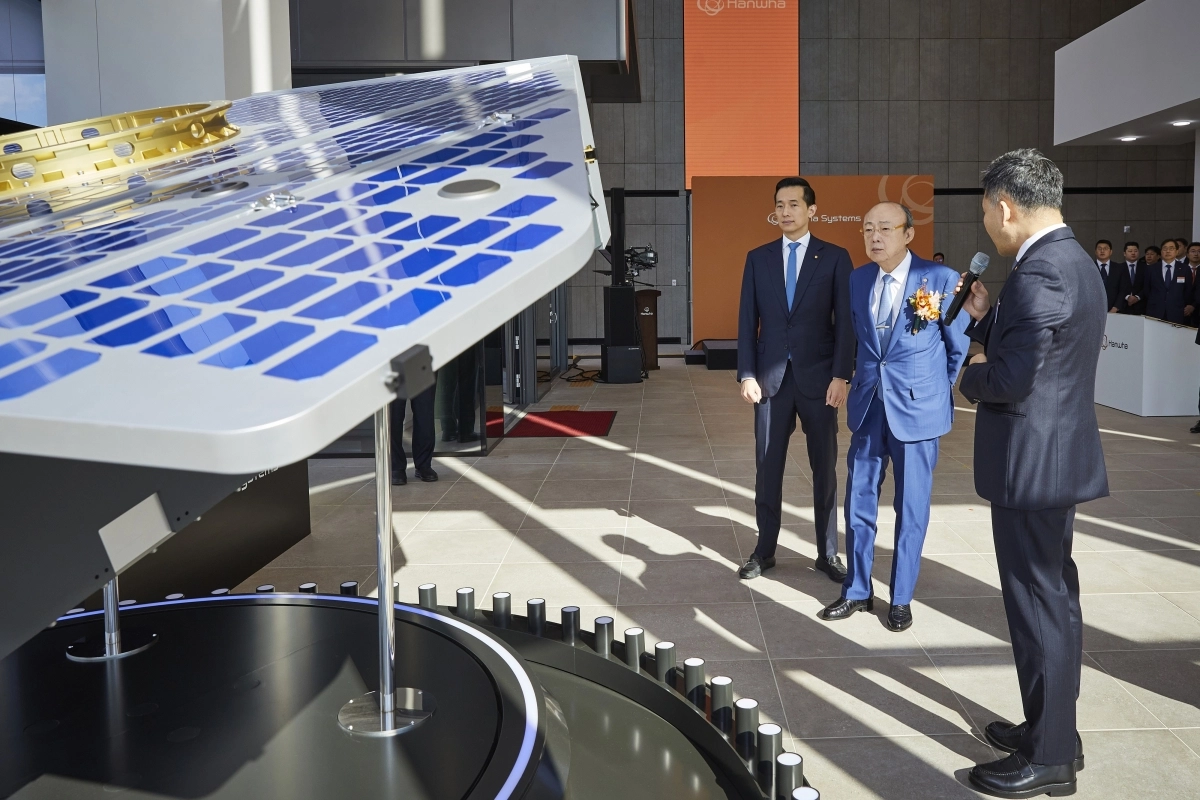 한화그룹의 김승연(가운데) 회장과 김동관 부회장이 8일 제주 서귀포시 하원동에 있는 한화시스템 제주우주센터를 방문해 세계 최고 수준의 기술력을 갖춘 해상도 15cm급 ‘VLEO UHR SAR 위성’의 실물 모형을 살펴보고 있다. 한화그룹 제공