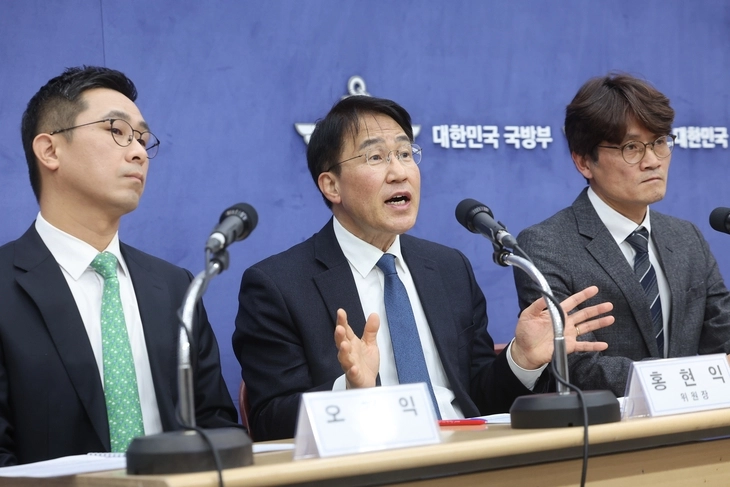 ‘민관군 합동 특별자문위원회 방첩·보안 재설계 분과위원회’의 홍현익(가운데) 분과위원장 등이 8일 서울 용산구 국방부 브리핑룸에서 국군방첩사령부(방첩사) 해체 및 기능 분산 방안과 관련해 발표하고 있다. 연합뉴스