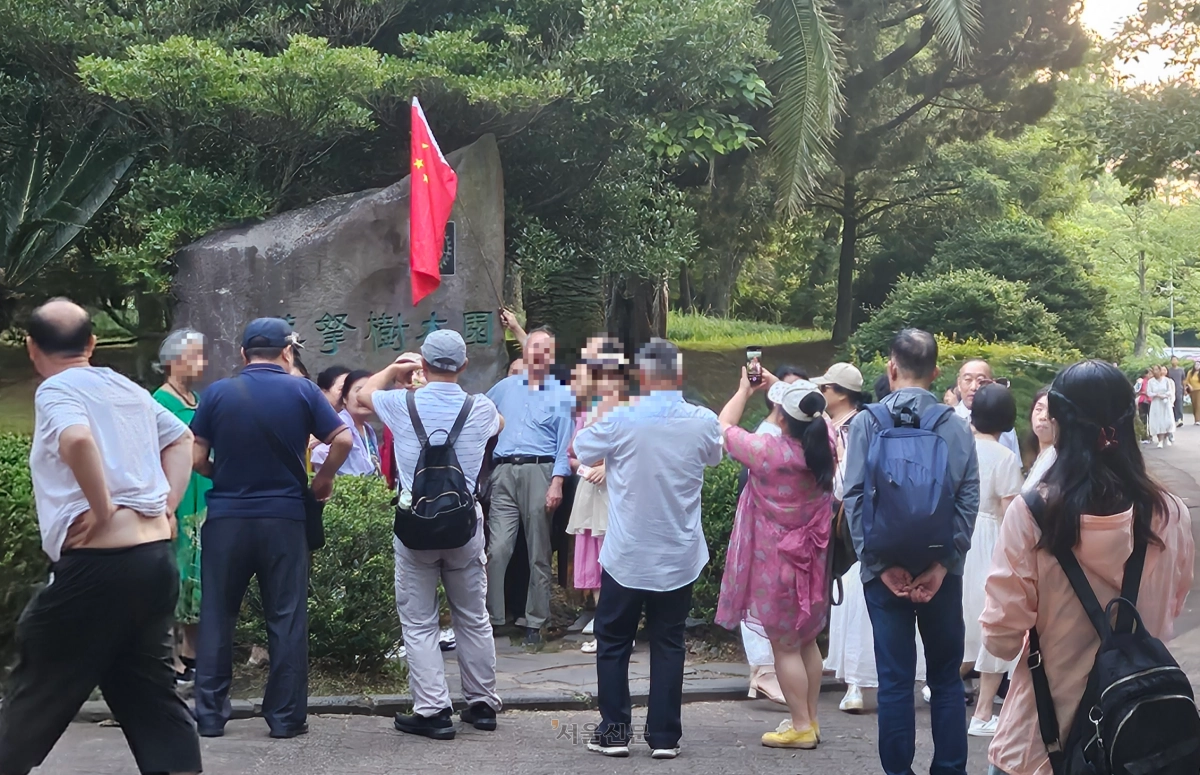 크루즈로 온 중국인 단체 여행객들이 한라수목원을 방문해 관람하고 있다. 제주 강동삼 기자