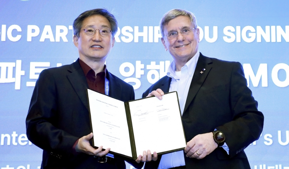 방문신 SBS 사장과 델 팍스 싱클레어 기술총괄 사장이 양해각서를 들고 기념사진을 찍고 있다. SBS 누리집 갈무리.