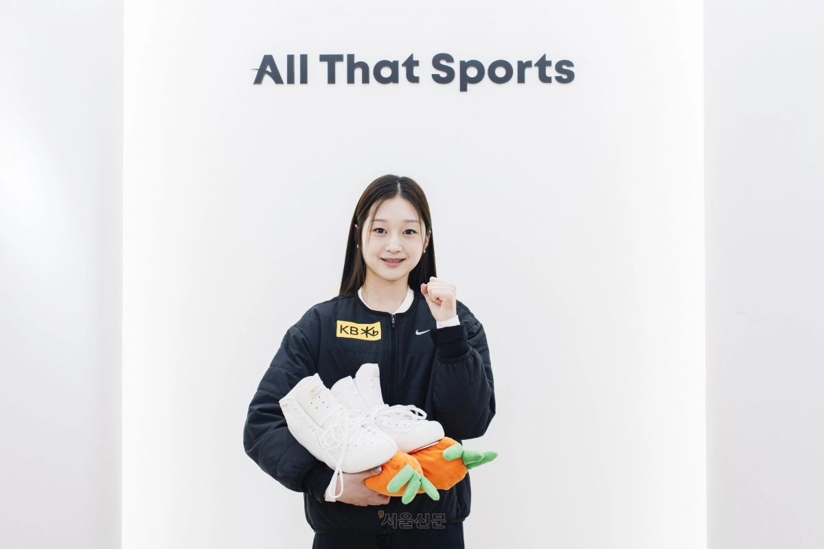 신지아가 8일 서울 강남구 올댓스포츠에서 경기 때 신는 스케이트를 들고 올림픽 선전을 다짐하고 있다. 2026.1.8 류재민 기자