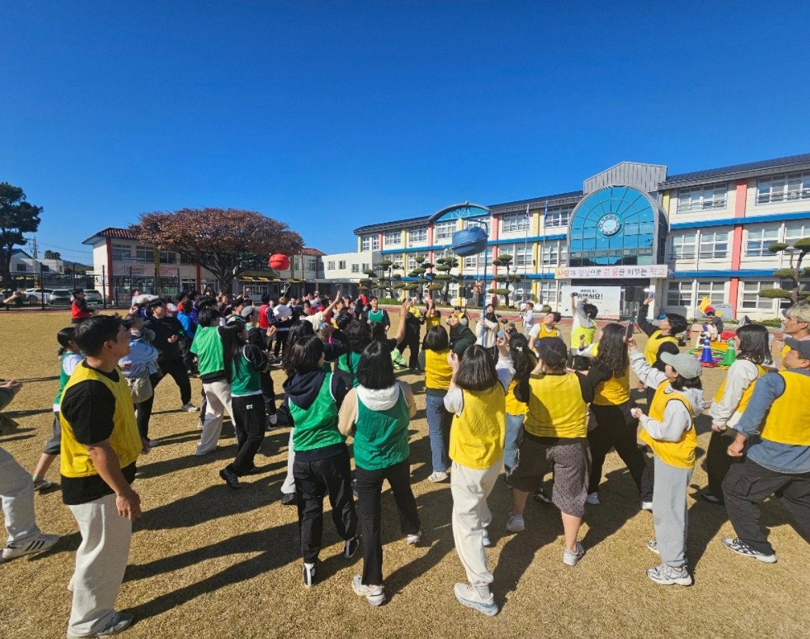 지난해 11월 제주에서 열린 ‘운동회 결혼식’에서 하객들이 ‘박 터뜨리기’ 경기에 참여하는 모습. 유씨 제공