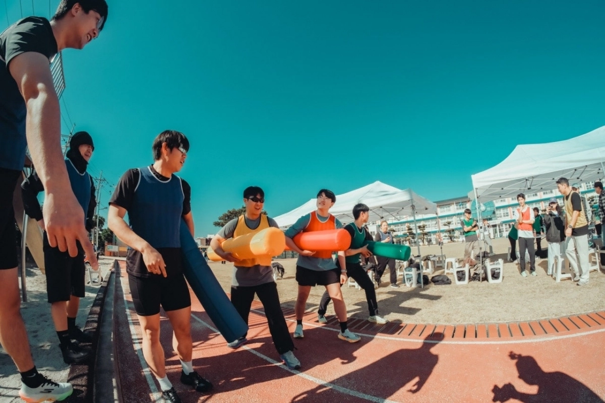 지난해 11월 제주에서 열린 ‘운동회 결혼식’에서 하객들이 ‘대형바통 계주’ 경기에 참여하는 모습. 유씨 제공