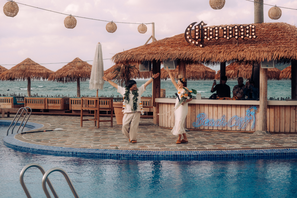 지난해 10월 제주에서 열린 ‘수영장 결혼식’에서 신부 변수빈(35)씨와 신랑 김동성(40)씨가 하객들에게 인사하고 있다. 변씨 제공