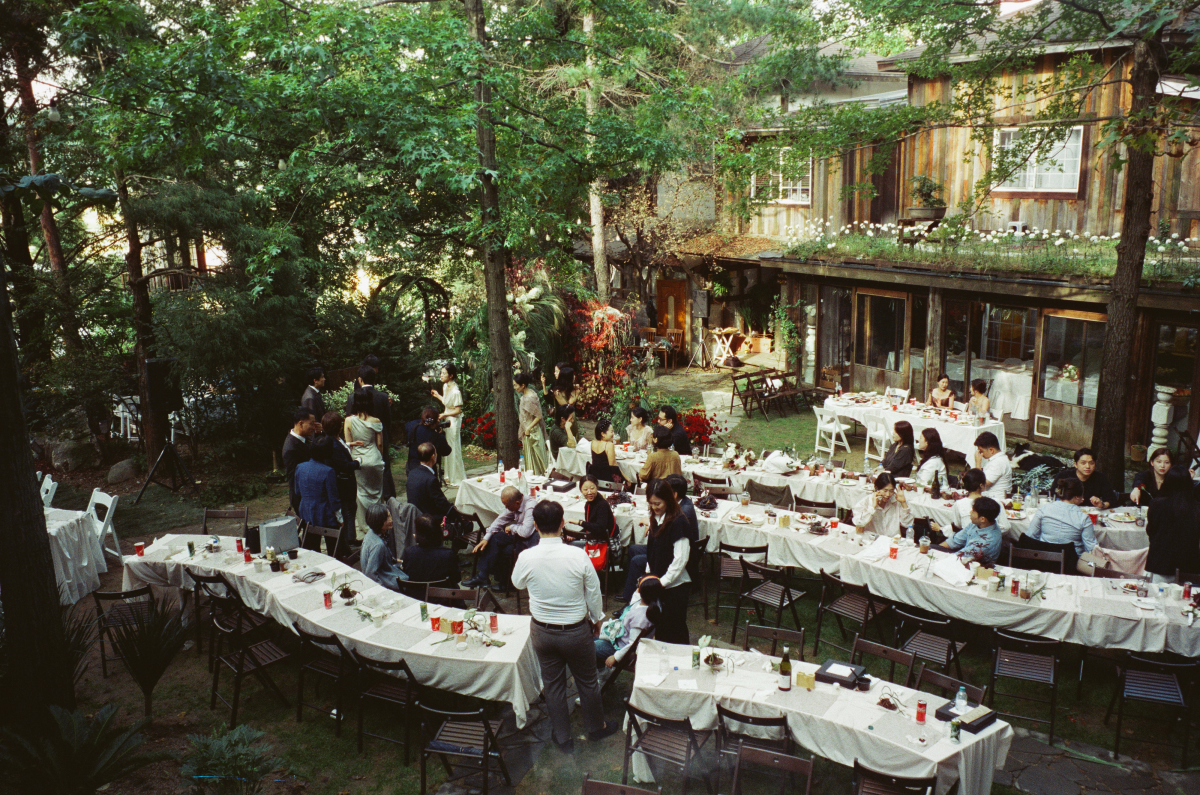 지난해 10월 경기의 한 트리하우스에서 신부 정솔희(30)씨와 신랑 김모(28)씨가 결혼식을 올리고 있다. 정씨 제공