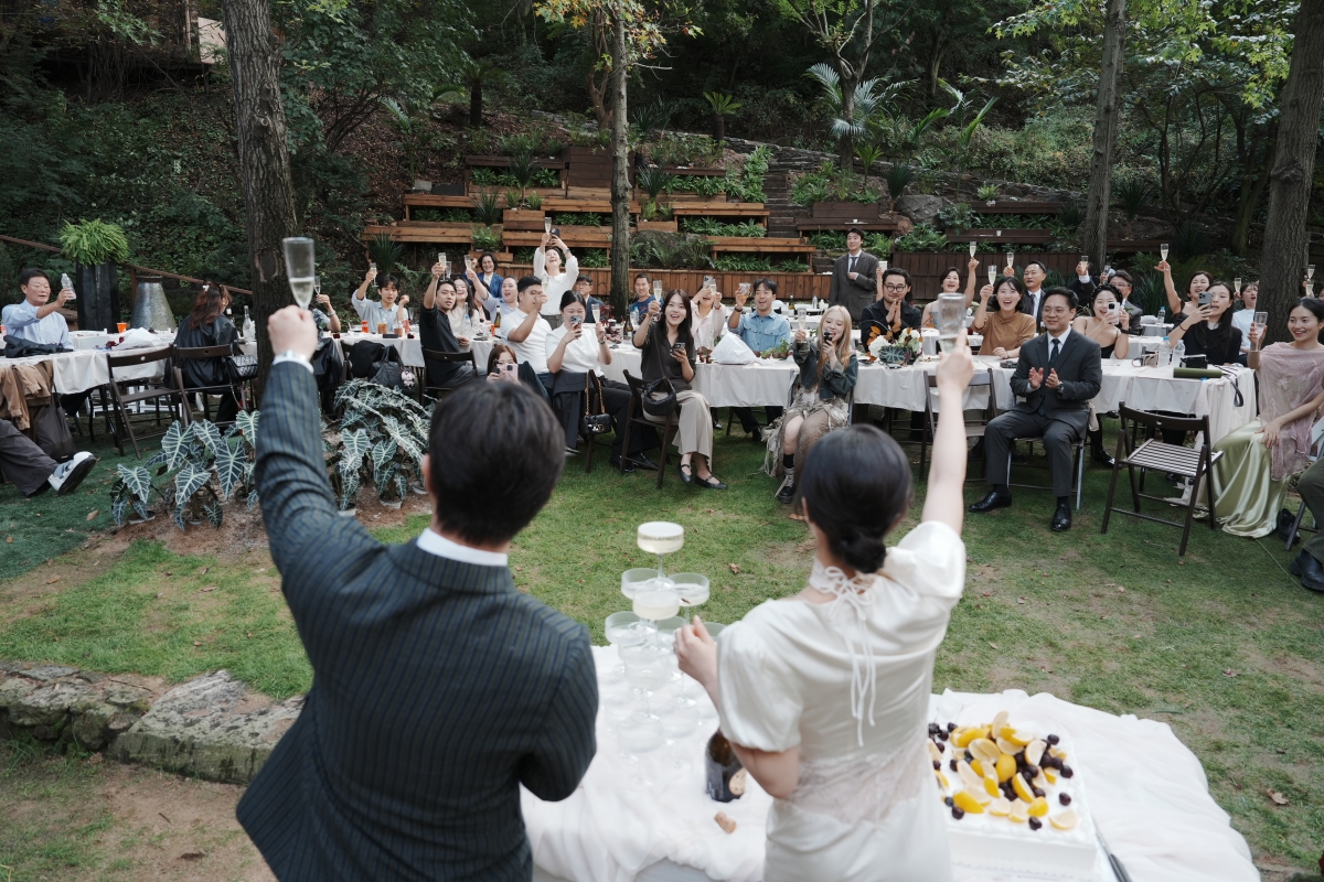 지난해 10월 경기의 한 트리하우스에서 신부 정솔희(30)씨와 신랑 김모(28)씨가 결혼식을 올리고 있다. 정씨 제공