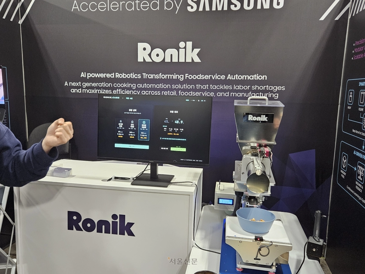 7일(현지시간) 미국 라스베이거스 베네치안 엑스포에서는 국내 스타트업들의 혁신 제품들을 만날 수 있었다. 사진은 로닉의 외식 자동화 조리 로봇.