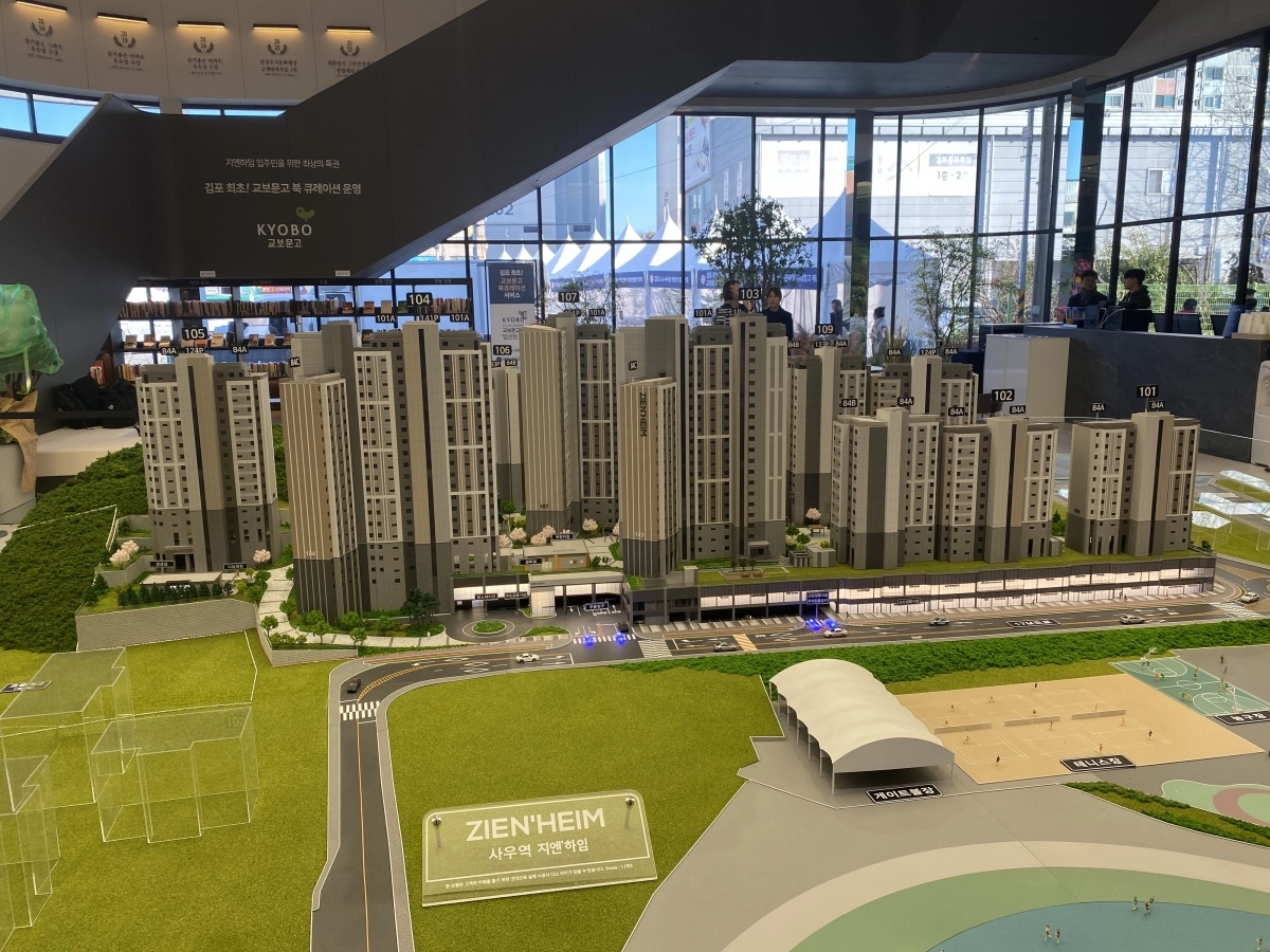 문장건설이 수도권 블루오션으로 떠오른 경기 김포시의 초역세권에 들어설 ‘사우역 지엔하임’ 견본주택을 9일 개관하고 본격 분양에 들어간다. 왼쪽 사진은 견본주택 내부 모습.  문장건설 제공