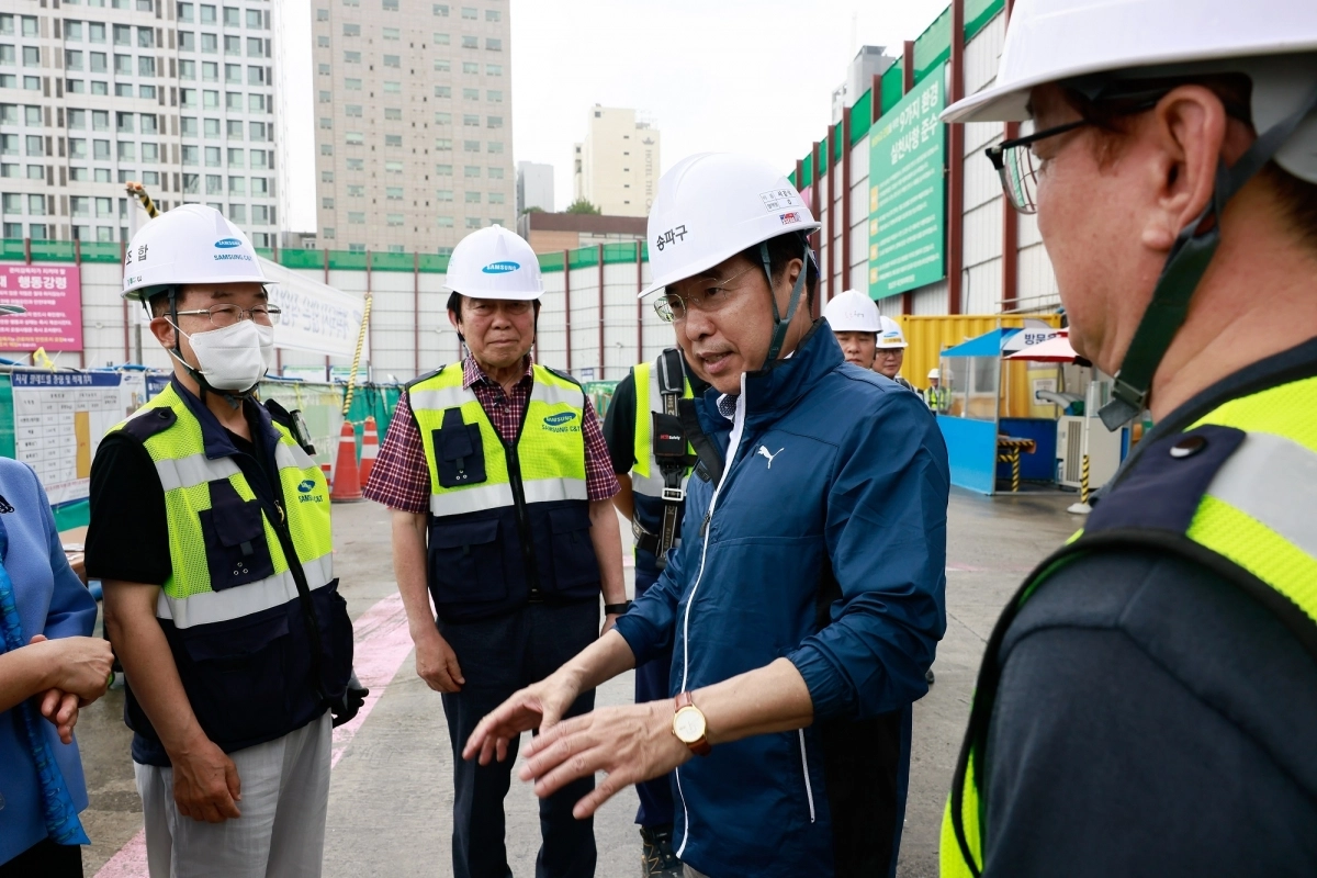 서강석(왼쪽 세 번째) 구청장이 2023년 6월 신천동 잠실 진주아파트 재건축 현장에서 관계자들과 안전 점검을 하고 있다.  송파구 제공