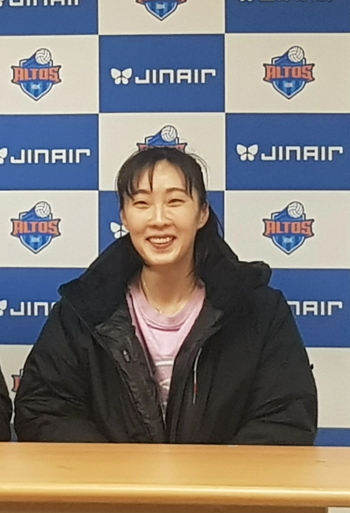 황민경이 8일 경기 화성실내체육관에서 열린 2025~26 V리그 여자부 IBK기업은행과 정관장의 경기에서 승리한 후 인터뷰실에서 미소 짓고 있다. 2026.1.8 류재민 기자