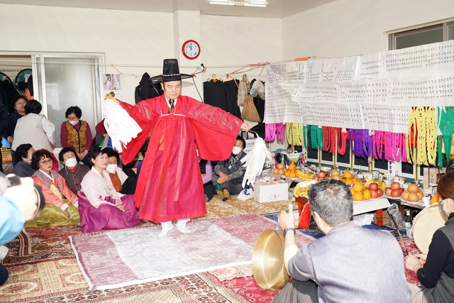 제주해녀 영등굿은 해녀들의 무사안녕과 풍어를 기원하기 위해 해녀공동체가 진행하는 전통 무속의례다. 사진은 서귀포시 성산읍 ‘영등굿’. 제주도 제공