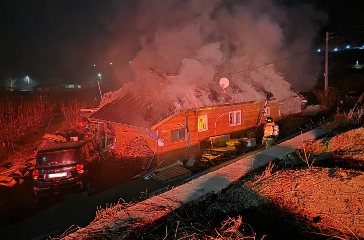 지난 8일 오후 9시 25분쯤 경북 김천시 덕곡동의 한 주택에서 발생한 화재를 소방대원들이 진화하고 있다. 경북소방본부 제공
