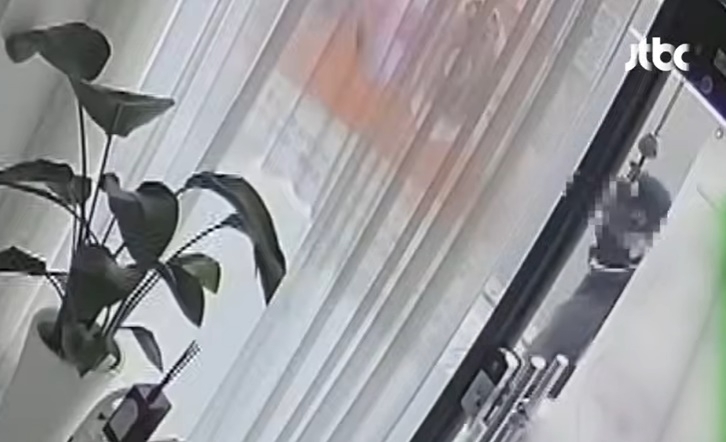 1인 미용숍을 운영하는 여성 자영업자가 고령 남성의 부적절한 시술 요구와 반복적인 연락으로 극심한 불안을 겪었다고 토로했다. JTBC ‘사건반장’ 캡처