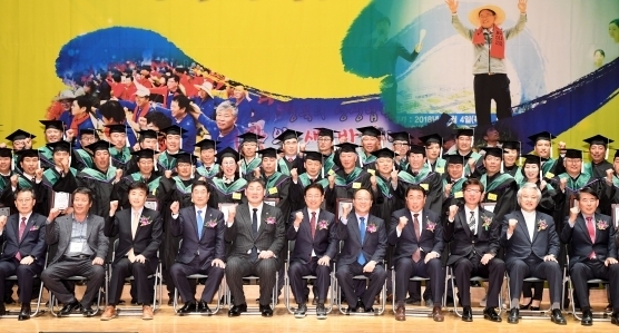 경북농민사관학교 개강식 참석자들이 기념사진을 찍고 있다. 서울신문DB