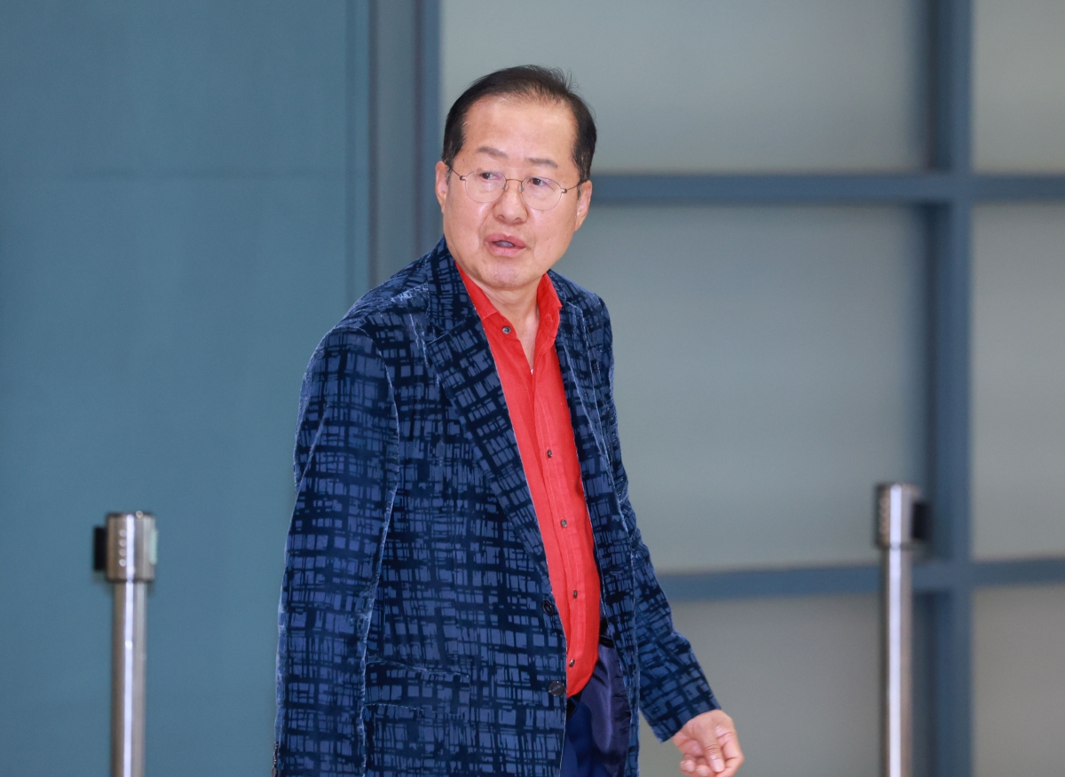 홍준표 전 대구시장이 17일 인천국제공항 제1여객터미널을 통해 귀국하고 있다. 홍 전 시장은 지난 4월 국민의힘 대선 후보 경선에서 패배한 뒤 탈당하고 미국 하와이에 머물렀다. 2025.6.17. 연합뉴스