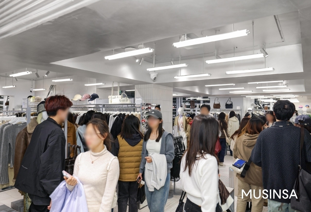 무신사 스토어 상하이 안푸루 방문객 모습. 무신사 제공