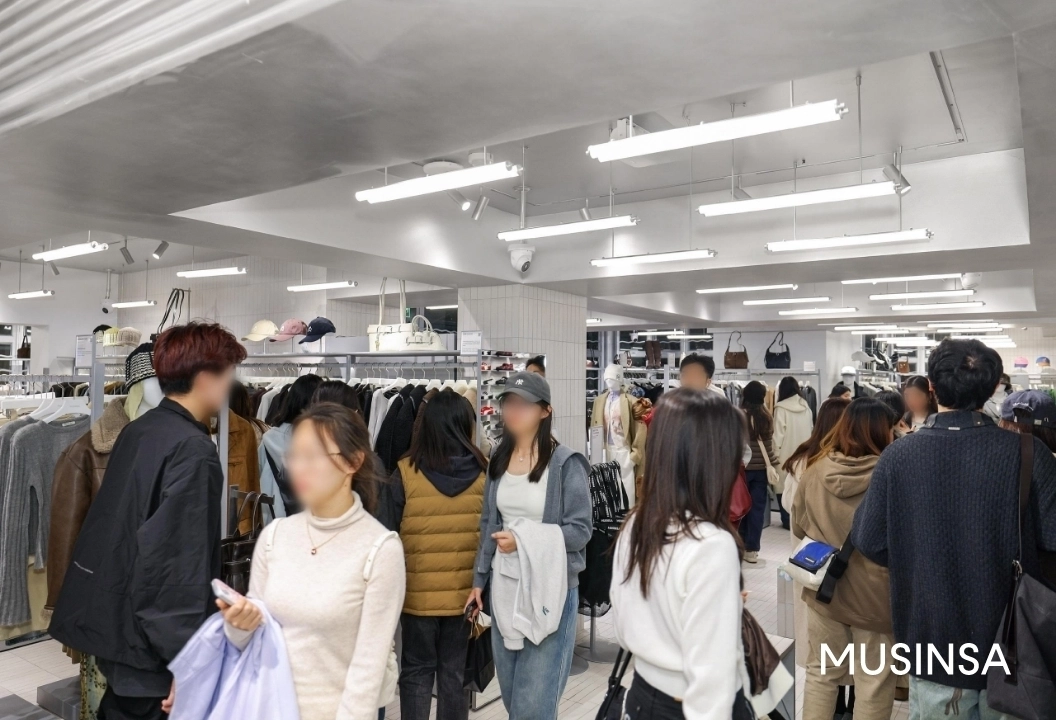 무신사 스토어 상하이 안푸루 방문객 모습. 무신사 제공