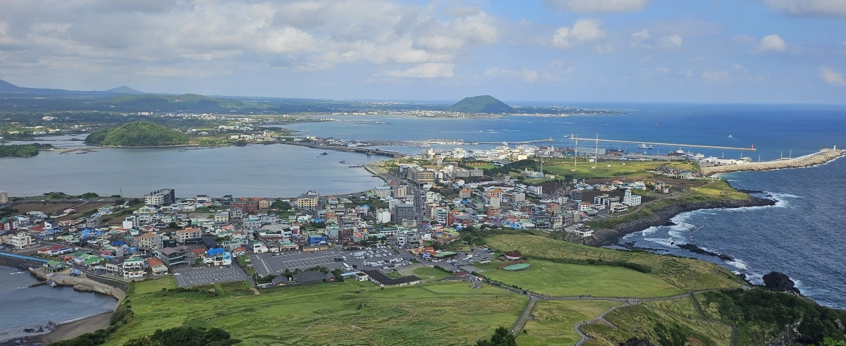 제주도는 준공 후 15년 이상 지난 단독주택과 다세대·연립주택을 대상으로 단열 보강과 창호 교체 등 에너지 성능 개선 공사비를 지원한다. 사진은 성산읍내 전경. 제주 강동삼 기자