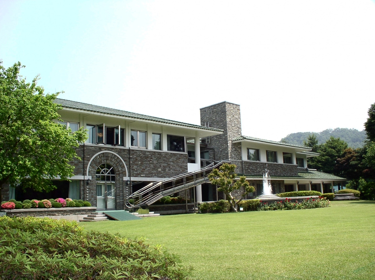 청남대 본관 전경. 충북도 제공.