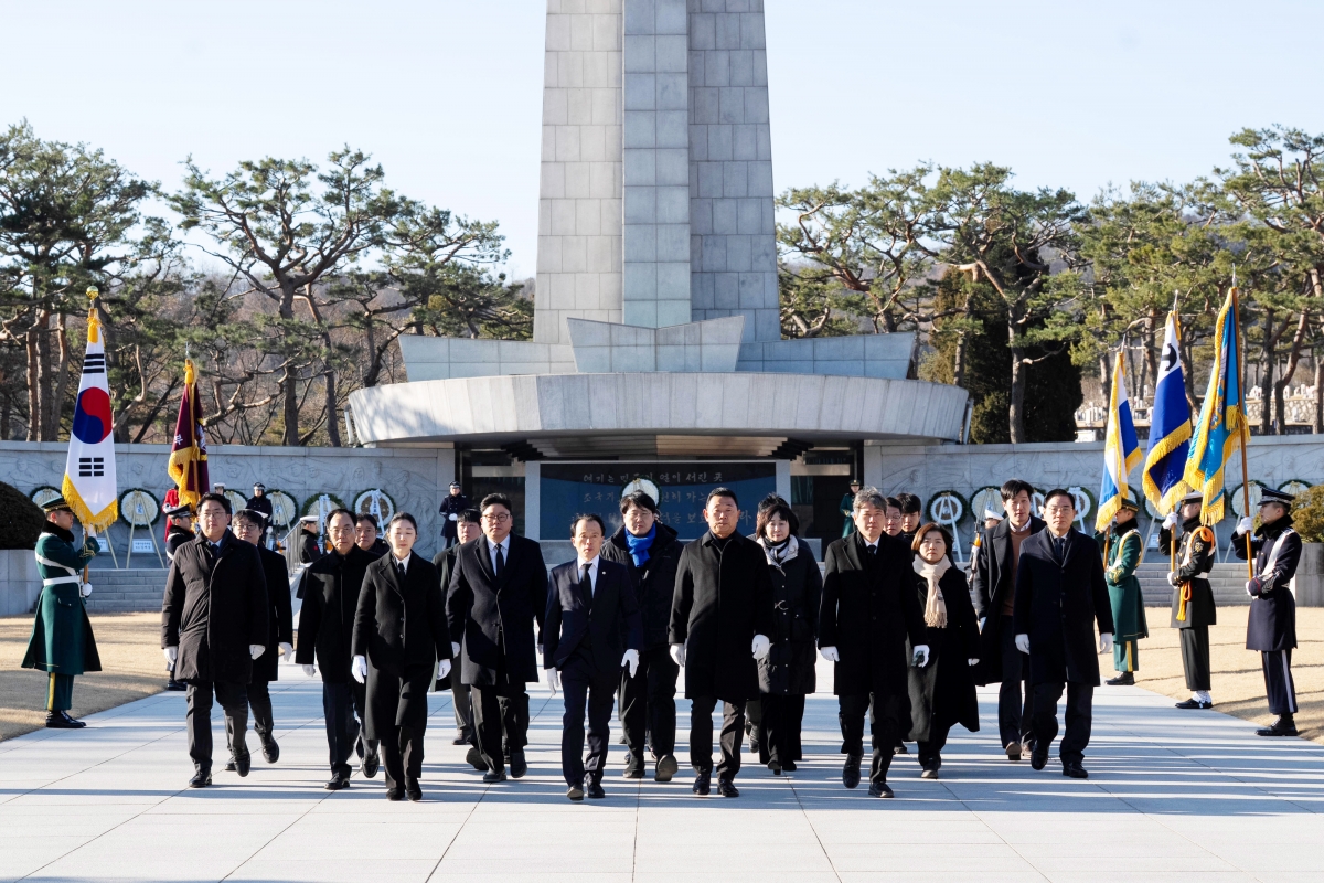 중랑구의회는 지난 8일 국립서울현충원을 찾아 순국선열과 호국영령의 숭고한 희생을 기리며 2026년 첫 의정활동을 시작했다. 사진: 중랑구의회 제공.