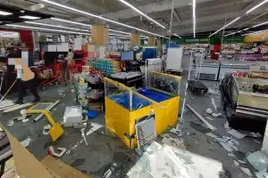 포항서 SUV 마트로 돌진…20대 직원 1명 경상