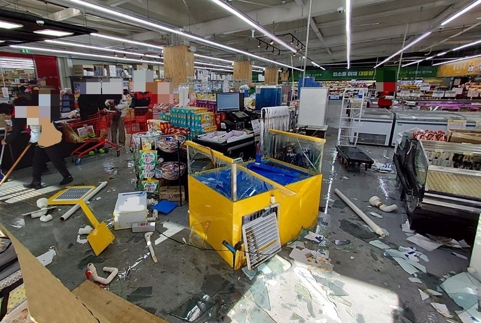 포항 마트 차량 돌진 사고. 경북도소방본부 제공