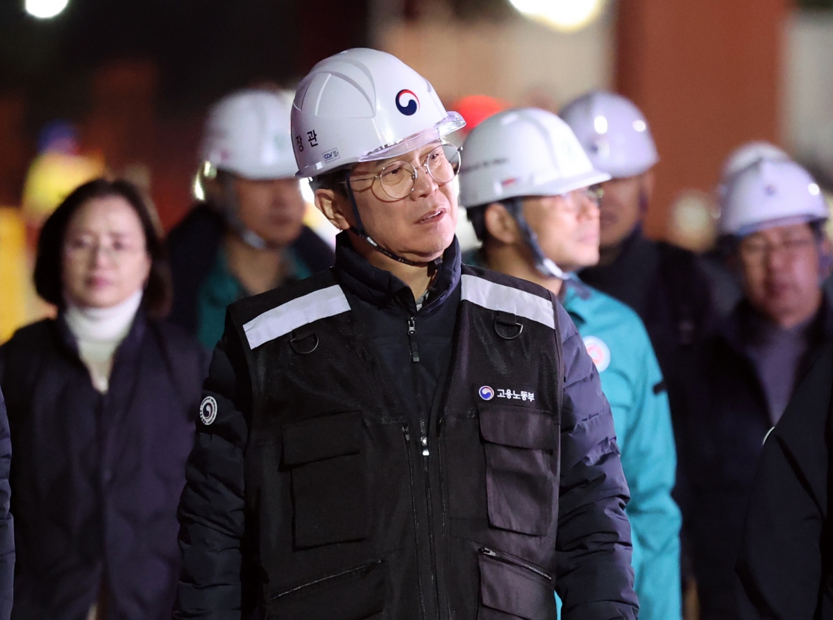김영훈 고용노동부 장관이 9일 오전 화성의 한 금속제품 제조공장을 불시 점검했다. 사진은 김 장관이 지난달 11일 오후 광주 서구 광주대표도서관 건립공사장 붕괴 현장에서 이동하는 모습. 연합뉴스