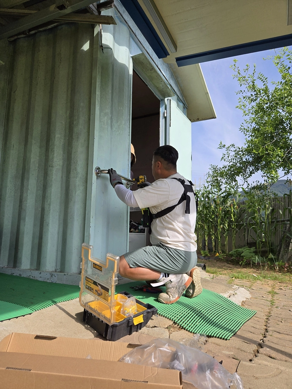 괴산군 수리수리사업 출동반장이 취약계층의 집을 고쳐주고 있다. 괴산군 제공.