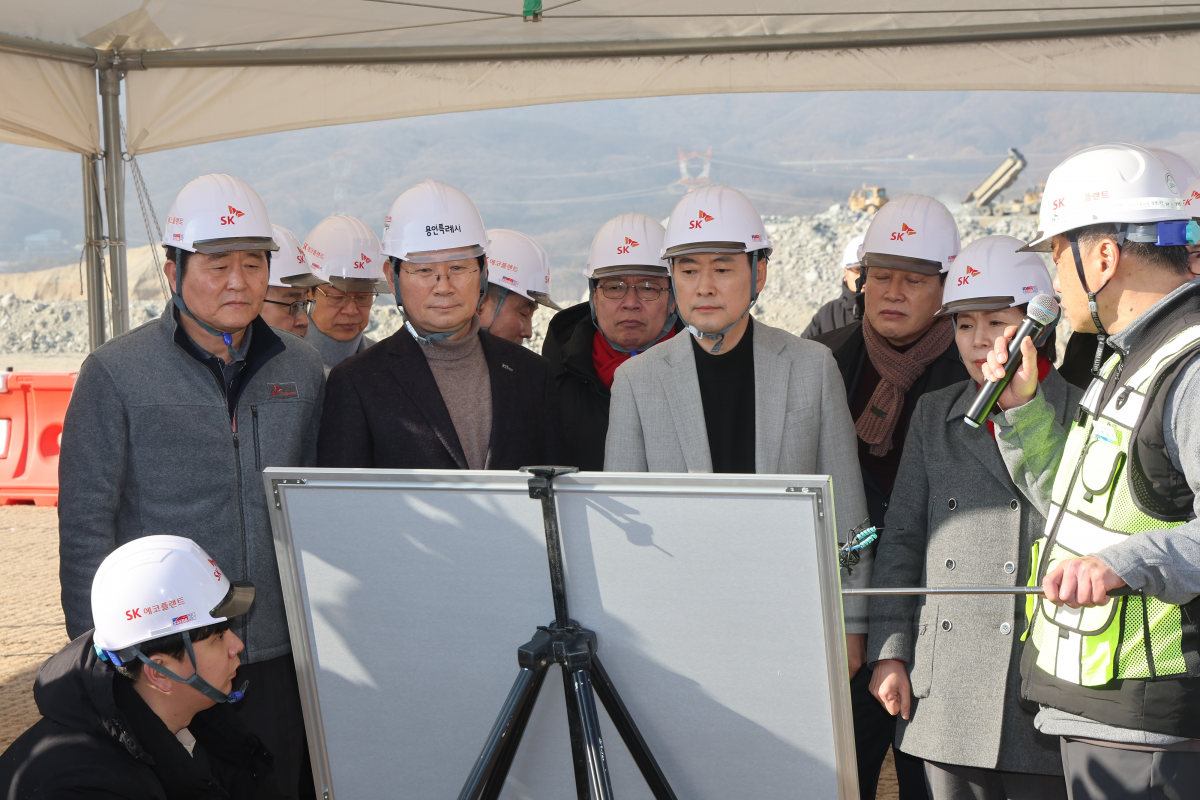 국민의힘 장동혁 대표가 9일 경기도 용인시 용인반도체클러스터 일반산업단지 공사현장을 둘러보고 있다. 연합뉴스