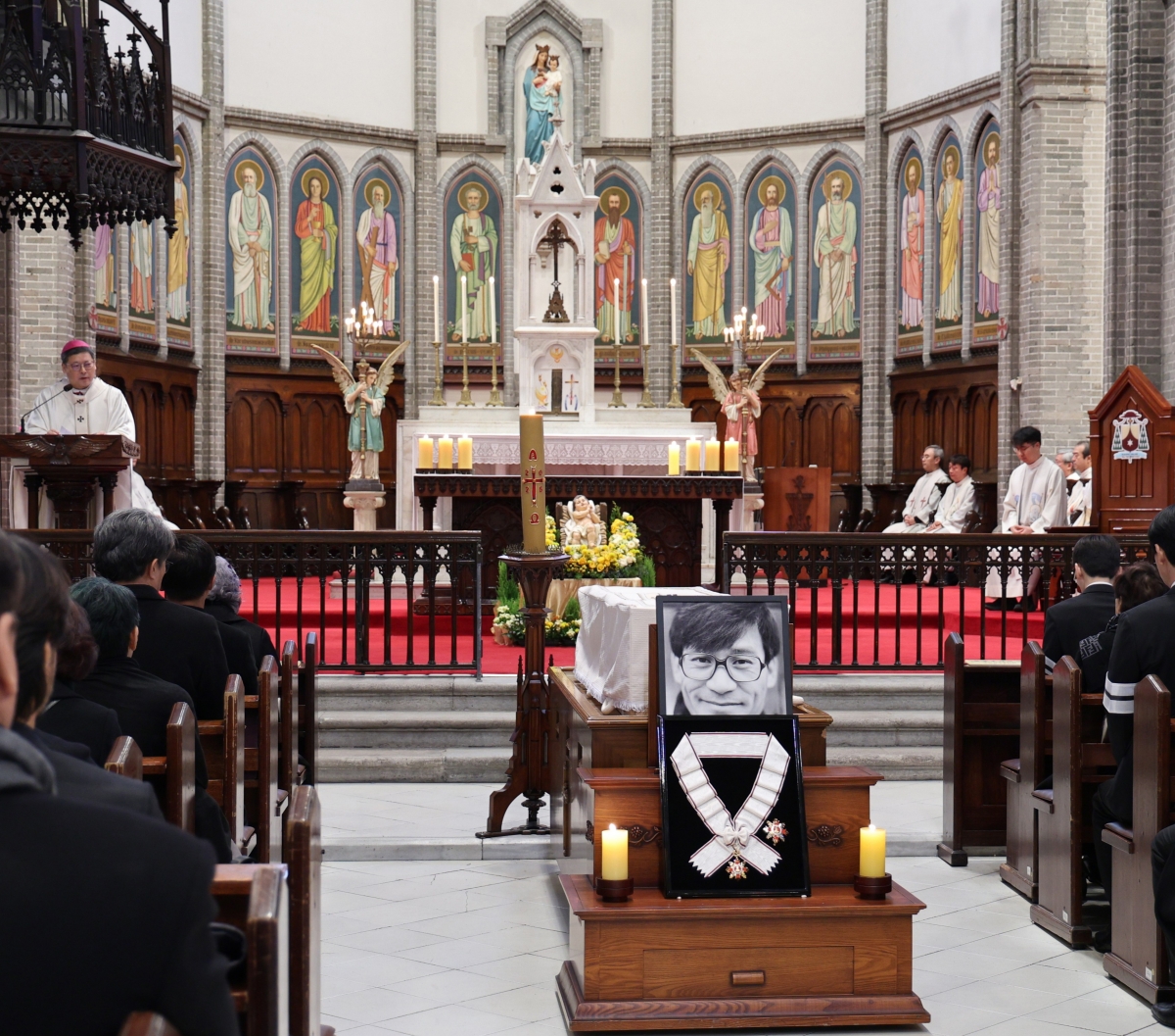 고 안성기 사도 요한 장례 미사에서 정순택(강단 왼쪽) 대주교가 강론하고 있다. 천주교 서울대교구 제공.