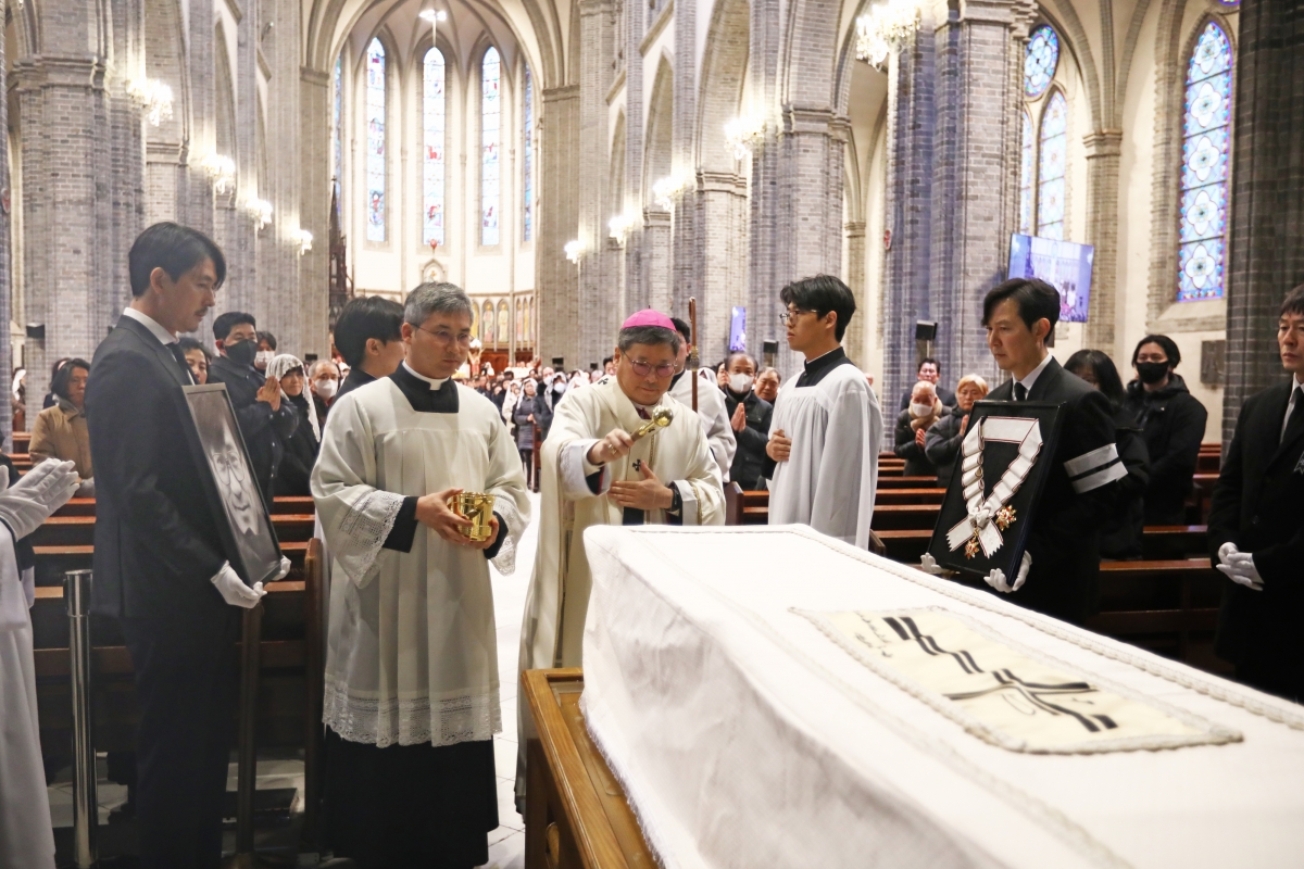 안성기 배우의 관에 성수를 뿌리는 정순택(왼쪽 세 번째) 대주교. 천주교 서울대교구 제공.