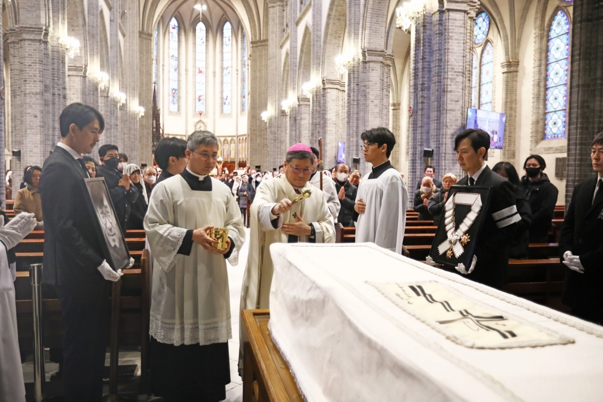 안성기 배우의 관에 성수를 뿌리는 정순택(왼쪽 세 번째) 대주교. 천주교 서울대교구 제공.