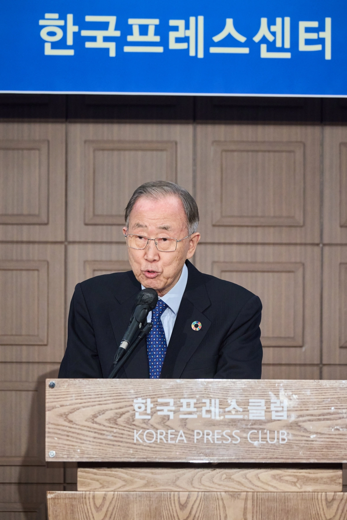 반기문 전 유엔 사무총장이 지난 8일 서울 중구 한국프레스센터에서 열린 관훈클럽 창립 69주년 기념식 축사를 통해 도널드 트럼프 미국 대통령의 국제기구 탈퇴 결정을 비판하고 있다. 관훈클럽 제공