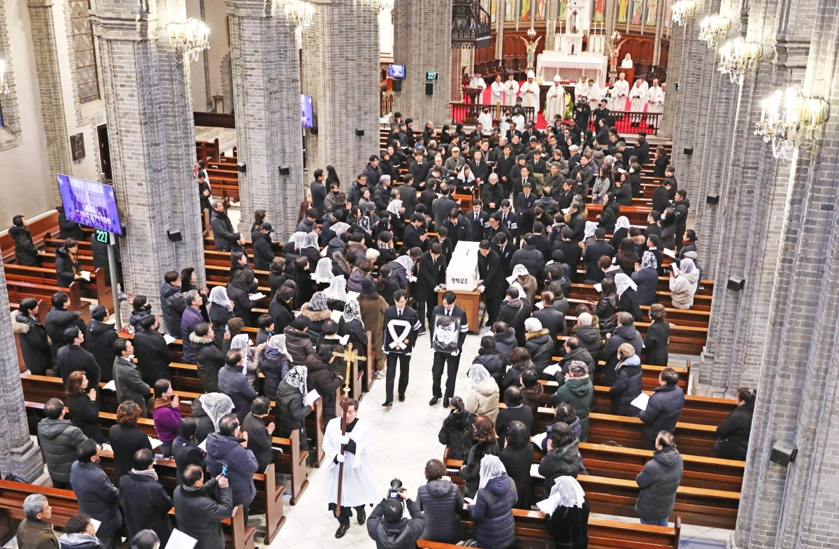 안성기 사도 요한 장례 미사를 마친 운구 행렬이 명동성당을 나서고 있다. 천주교 서울대교구 제공.