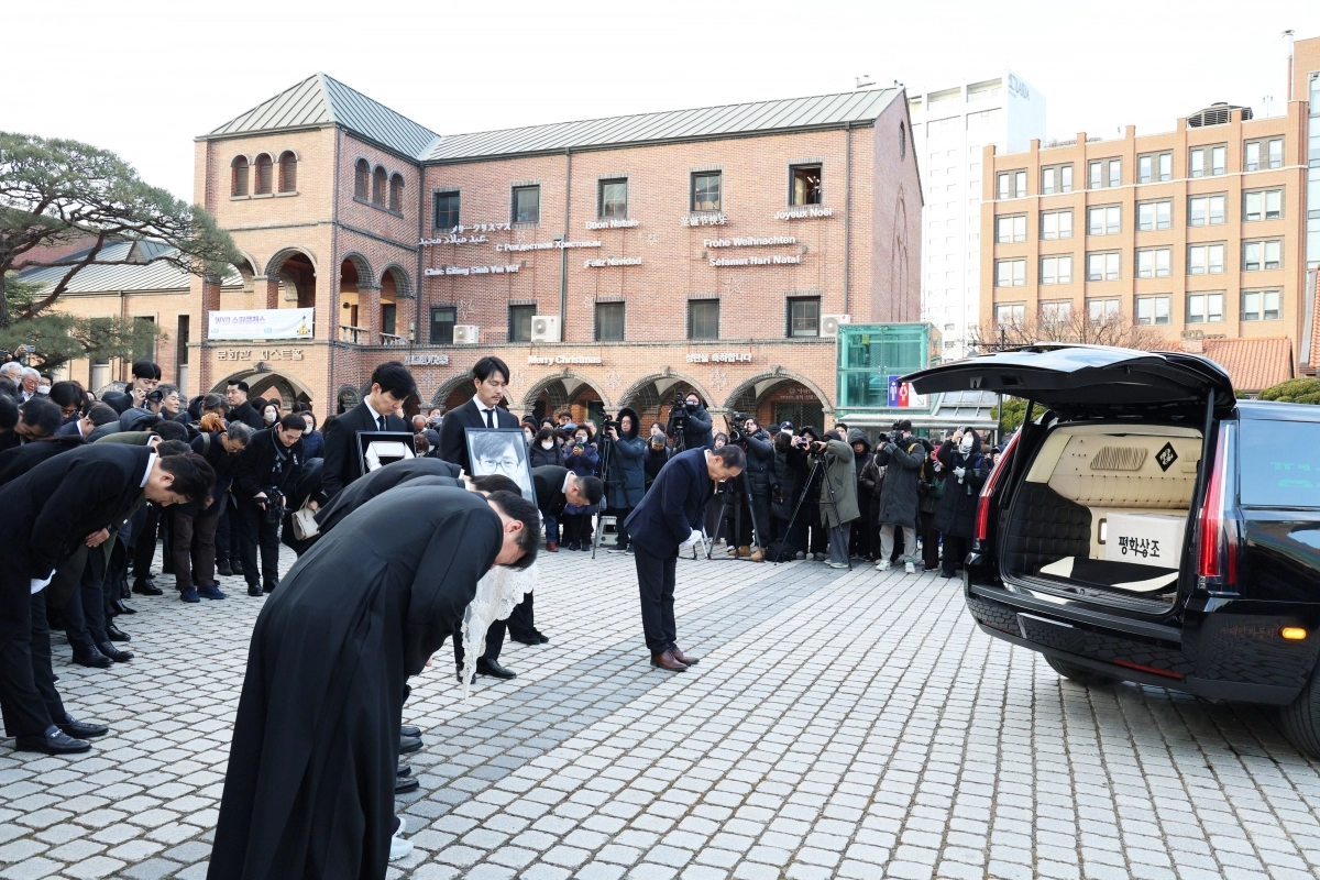 고 안성기 사도 요한 장례 미사 뒤 그의 관을 실은 영구차가 명동대성당을 나서고 있다. 천주교 서울대교구 제공.