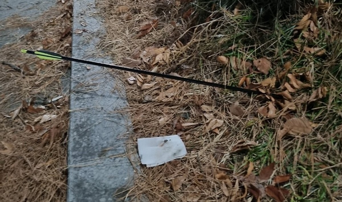 청주 상당구 청소년광장에서 강아지와 함께 산책 중이던 50대 여성을 향해 날아든 화살이 땅바닥에 박혀 있는 모습. 연합뉴스