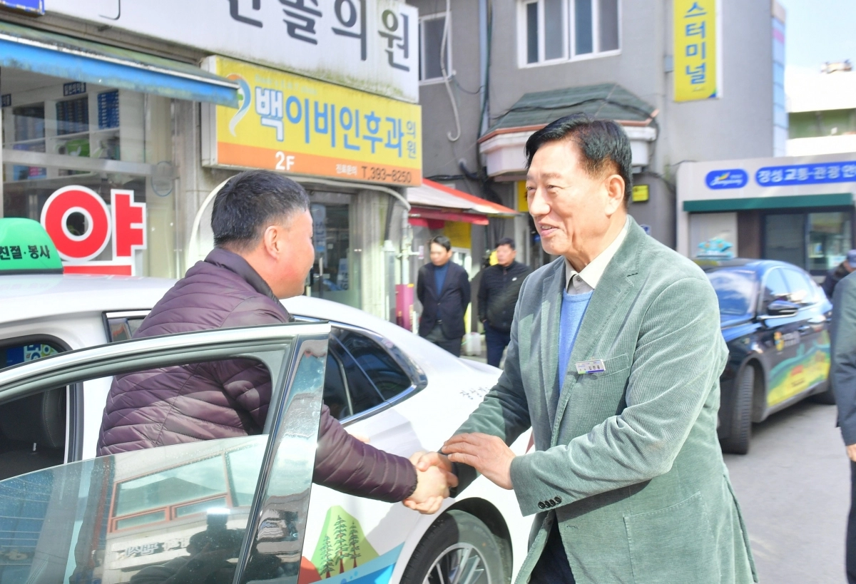 김한종 장성군수가 관내 택시운전 종사자에게 감사 인사를 전하고 있다. (장성군 제공)