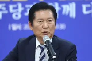 정청래 “장동혁 철 지난 썩은 사과쇼…당명 바꿔도 ‘윤 못 잊어당’”