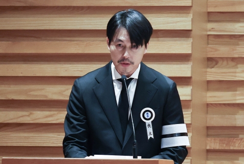 배우 정우성이 고 안성기를 회상하며 조사를 하고 있다. 연합뉴스