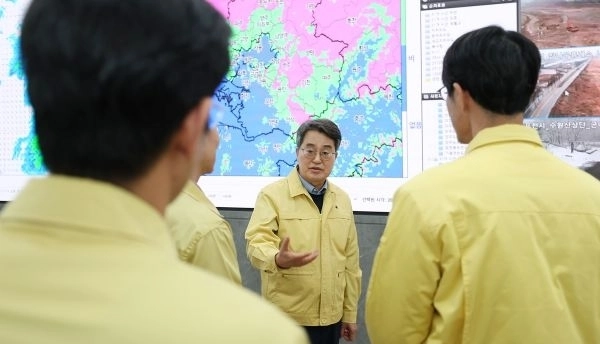 지난해 12월 13일 김동연 경기도지사가 경기도 재난안전대책본부를 찾아 도내 제설 상황을 점검하고 차질 없는 대응을 당부하고 있다. (경기도 제공)